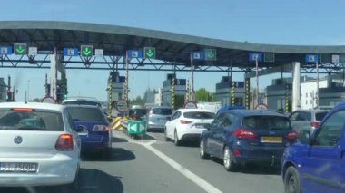 Krakow, Polonya - 5 Mayıs 2018: Otomobil Krakow ve Prag bir geçiş yolu. Paralı yol Polonya seyahat için ödeme.