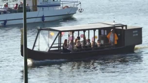 Κρακοβία Πολωνία Μαΐου 2018 Ένα Σκάφος Αναψυχής Τουρίστες Πανιά Κατά — Αρχείο Βίντεο