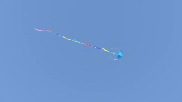 Una Cometa Grande Vuela Cielo Azul Cometa Volando Cielo — Vídeos de Stock