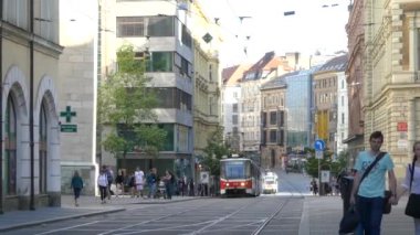 Brno, Çek Cumhuriyeti - 6 Mayıs 2018: Modern tramvay durağından hareket