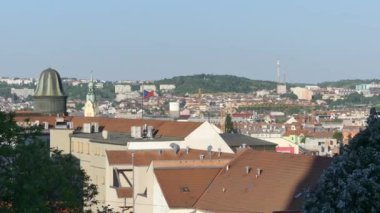 Brno, Çek Cumhuriyeti - 6 Mayıs 2018: eski şehir'in mimaride bir görüntü. Çek Cumhuriyeti bayrağı şehrin zemin karşı rüzgarda geliştiriyor