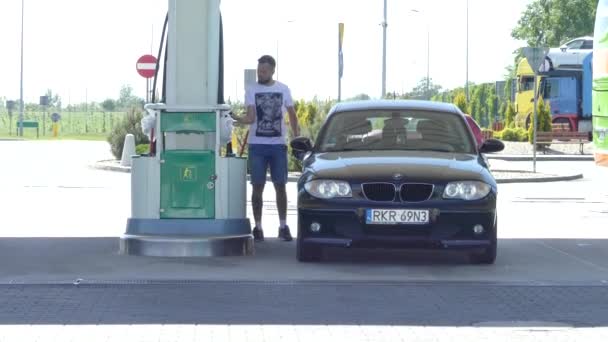 Brno Tsjechië Mei 2018 Man Auto Het Tankstation Buurt Van — Stockvideo