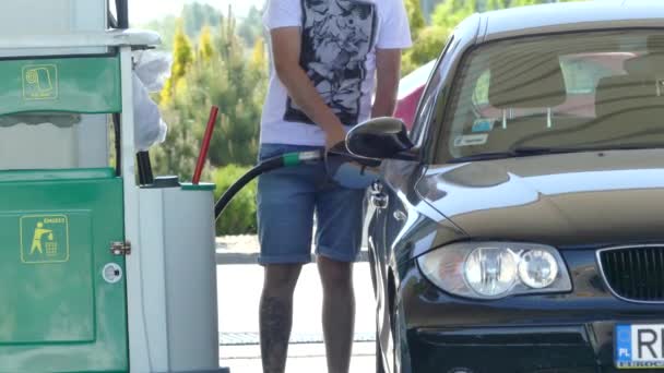 Brno República Checa Mayo 2018 Hombre Está Repostando Coche Gasolinera — Vídeos de Stock