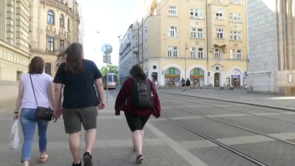 Brno Tschechische Republik Mai 2018 Die Moderne Straßenbahn Fährt Von — Stockvideo