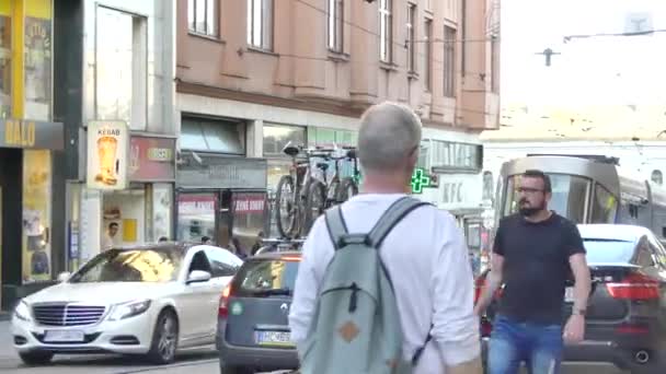 ブルノ チェコ共和国 2018 旧市街の通りに沿って自転車で車の乗り物 旧市街の建築観 — ストック動画