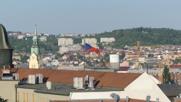 Brno, Česká republika - 6. května 2018: pohled architektury starého města. Vlajka České republiky se rozvíjí ve větru na pozadí města