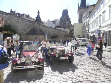 Prag, Çek Cumhuriyeti, 7 Mayıs, 2018: Charles Köprüsü bölümünün arka planda Retro Arabalar.