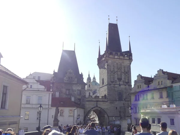 Praga República Tcheca Maio 2018 Pessoas Estão Caminhando Longo Ponte — Fotografia de Stock
