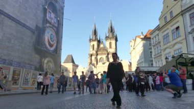 Prag, Çek Cumhuriyeti - 7 Mayıs 2018: Turist eski şehrin sokaklarında yürüyor. Eski Şehir Meydanı görünümünü. Turist akışının zaman tur.