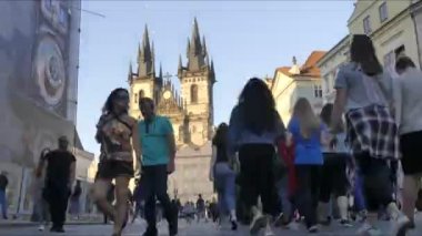 Prag, Çek Cumhuriyeti - 7 Mayıs 2018: Turist eski şehrin sokaklarında yürüyor. Eski Şehir Meydanı görünümünü. Turist akışının zaman tur.