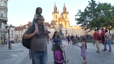 Prag, Çek Cumhuriyeti - 7 Mayıs 2018: Turist eski şehrin sokaklarında yürüyor. Eski Şehir Meydanı görünümünü. Turist akışının zaman tur.