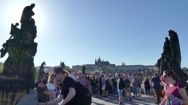 布拉格 捷克共和国 2018年5月7日 人们沿着查尔斯桥走 查尔斯桥上游客的流动 查尔斯桥梁的看法 — 图库视频影像