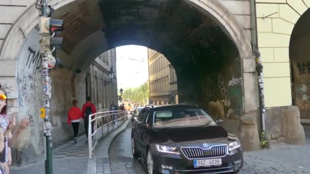 捷克布拉格 2018年5月7日 汽车通过大楼的拱门 — 图库视频影像