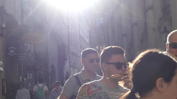 Praga República Checa Mayo 2018 Gente Bajo Sol Camina Por — Vídeo de stock