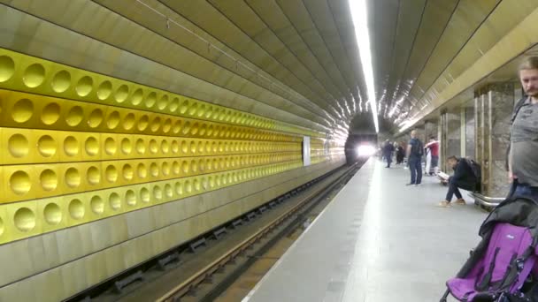 Prag Tjeckien Maj 2018 Passagerare Går Till Metro — Stockvideo