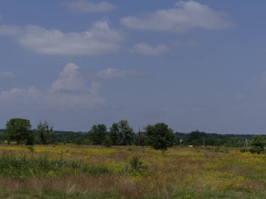 mavi gökyüzüne karşı bozkır peyzaj