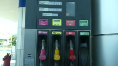 Kiev, Ukrayna - 6 Mayıs 2018: Adam benzin istasyonu şehrin yakınındaki arabada yakıt.