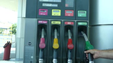 Kiev, Ukrayna - 6 Mayıs 2018: Adam benzin istasyonu şehrin yakınındaki arabada yakıt.