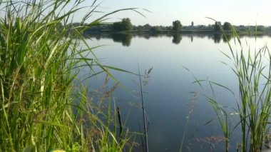 Balıkçılık çubuklar balıkçılık süre suda bir float. Balık ısırma su sinyalleri bir tayin.