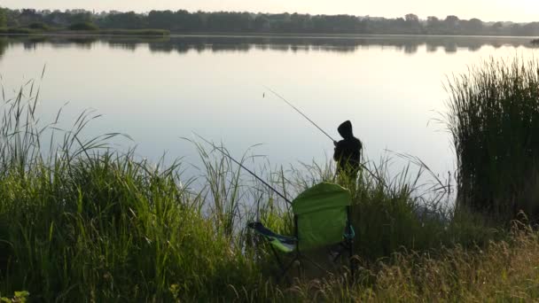 Ein Mann Mit Angelrute Ufer Des Sees Fängt Fische Fischer — Stockvideo