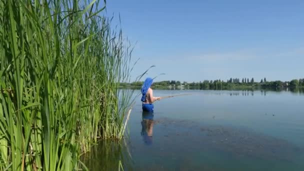 남자는 호수에 물고기를 잡기입니다 태양에 호수에 — 비디오