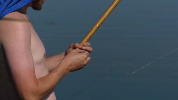 남자는 호수에 물고기를 잡기입니다 태양에 호수에 — 비디오