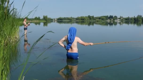 Bir Adam Göl Kıyısında Bir Olta Ile Balık Yakalamak Güneşin — Stok video