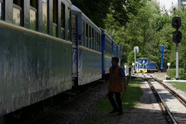 Kiev, Ukrayna - 19 Mayıs 2018: çocuk tren yol işçileri incelemek tren. Gemi orman arasında demiryolu parça boyunca seyahat.