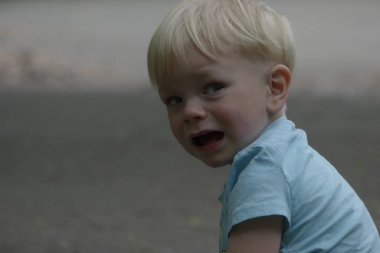 Kiev, Ukrayna - 19 Mayıs 2018: iki yaşındaki çocuk ağlıyor sokakta ve kameraya doğru görünüyor.