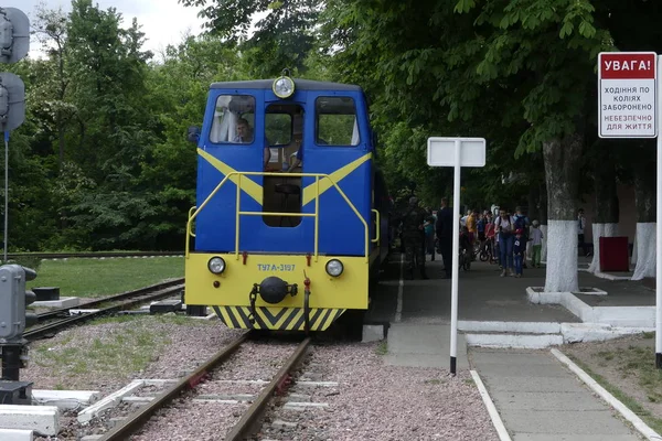 Kiev, Ukrayna - 19 Mayıs 2018: Lokomotif Binek araba kullanıyor. Oyuncak tren. Tren. Lokomotif bir dar hat demiryolu gidiyor.
