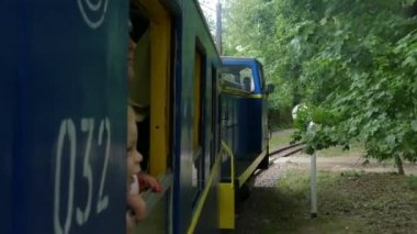 Kiev, Ukrayna - 19 Mayıs 2018: Bir çocuk bir seyahat tren pencereden görünüyor. Tren yolcu camdan dışarı bak. Tren ormanı na gidiyor.