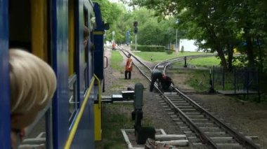 Kiev, Ukrayna - 19 Mayıs 2018: Bir çocuk bir seyahat tren pencereden görünüyor. Tren yolcu camdan dışarı bak. Tren ormanı na gidiyor.