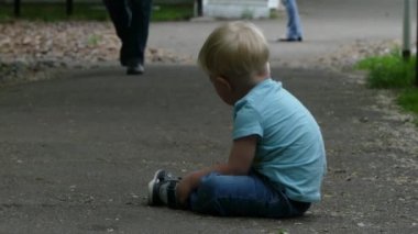 Kiev, Ukrayna - 19 Mayıs 2018: iki yaşındaki çocuk ağlıyor sokakta ve kameraya doğru görünüyor.