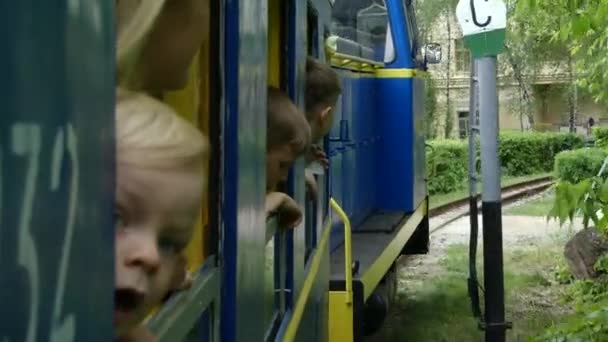 乌克兰基辅 2018年5月19日 一名儿童从旅行列车的车窗往外看 火车上的乘客从窗户往外看 火车要去森林 — 图库视频影像