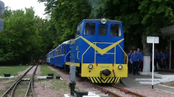 Kiev Ukrayna Mayıs 2018 Lokomotif Binek Araba Kullanıyor Oyuncak Tren — Stok video