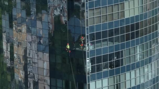 Kiev Ukraine June 2018 Employees Cleaning Company Washing Windows Skyscraper — Stock Video