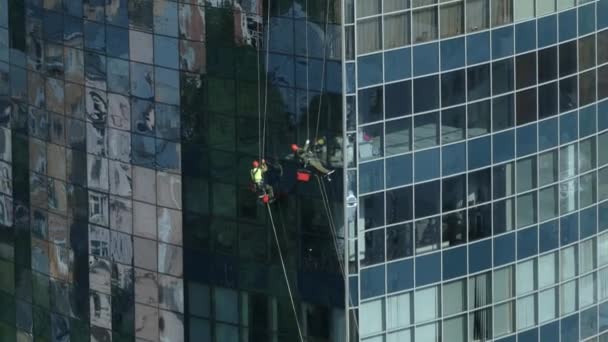 Kiev Ukraine June 2018 Employees Cleaning Company Washing Windows Skyscraper — Stock Video