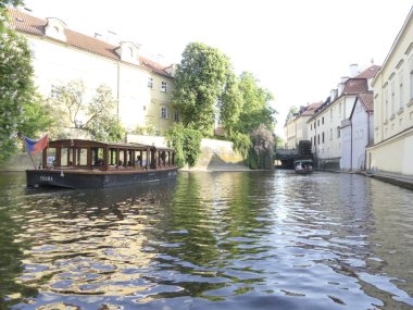 Prag, Çek Cumhuriyeti - 7 Mayıs 2018: Motorlu bir tekne Vltava Nehri boyunca yelken. Prag nehre kanalları boyunca bir turist tekne yelken. Turistler manzaraları (ilk kişi görünümünden tekneden izlemek).
