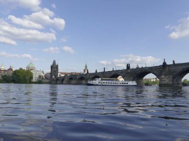 Prague, Çek Cumhuriyeti - 7 Mayıs 2018: görünüm Vltava Nehri. Vltava Nehri Köprüsü. Gemi yelken Vltava Nehri tarafından.