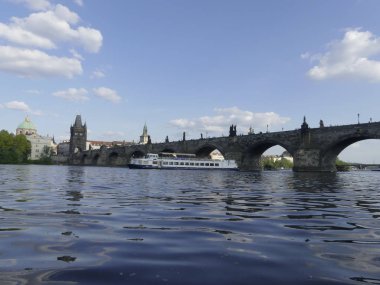 Prague, Çek Cumhuriyeti - 7 Mayıs 2018: görünüm Vltava Nehri. Vltava Nehri Köprüsü. Gemi yelken Vltava Nehri tarafından.