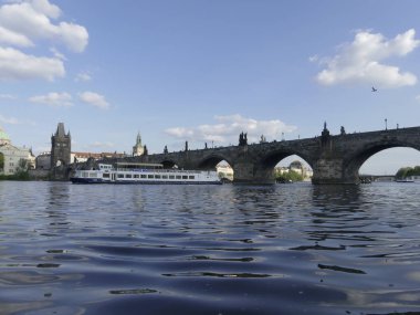 Prague, Çek Cumhuriyeti - 7 Mayıs 2018: görünüm Vltava Nehri. Vltava Nehri Köprüsü. Gemi yelken Vltava Nehri tarafından.