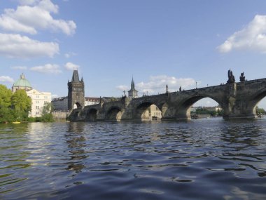Prague, Çek Cumhuriyeti - 7 Mayıs 2018: Charles Köprüsü. Vltava Nehri. Vltava Nehri ve Charles Köprüsü Prag güzel görünümünü görüntüleme. 