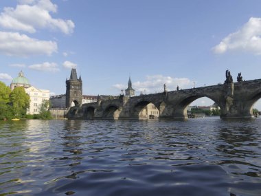 Prague, Çek Cumhuriyeti - 7 Mayıs 2018: Charles Köprüsü. Vltava Nehri. Vltava Nehri ve Charles Köprüsü Prag güzel görünümünü görüntüleme. 