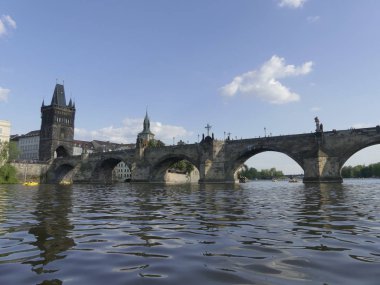 Prague, Çek Cumhuriyeti - 7 Mayıs 2018: Charles Köprüsü. Vltava Nehri. Vltava Nehri ve Charles Köprüsü Prag güzel görünümünü görüntüleme. 