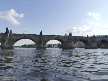 Prague, Çek Cumhuriyeti - 7 Mayıs 2018: Charles Köprüsü. Vltava Nehri. Vltava Nehri ve Charles Köprüsü Prag güzel görünümünü görüntüleme. 
