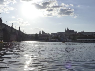 Prague, Çek Cumhuriyeti - 7 Mayıs 2018: Charles Köprüsü. Vltava Nehri. Vltava Nehri ve Charles Köprüsü Prag güzel görünümünü görüntüleme. 
