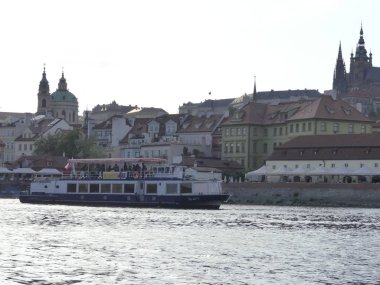 Prague, Çek Cumhuriyeti - 7 Mayıs 2018: görünüm Vltava Nehri. Vltava Nehri Köprüsü. Gemi yelken Vltava Nehri tarafından.