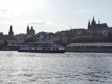 Prague, Çek Cumhuriyeti - 7 Mayıs 2018: görünüm Vltava Nehri. Vltava Nehri Köprüsü. Gemi yelken Vltava Nehri tarafından.