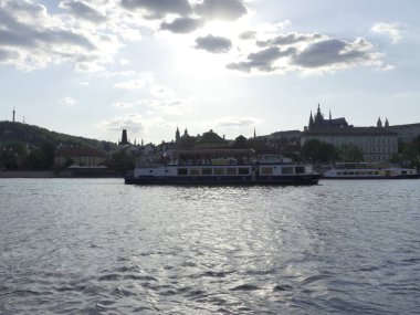 Prague, Çek Cumhuriyeti - 7 Mayıs 2018: görünüm Vltava Nehri. Vltava Nehri Köprüsü. Gemi yelken Vltava Nehri tarafından.