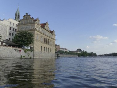 Prague, Çek Cumhuriyeti - 7 Mayıs 2018: Charles Köprüsü. Vltava Nehri. Vltava Nehri ve Charles Köprüsü Prag güzel görünümünü görüntüleme. 